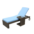 Ao ar livre do Rattan Chaise Lounge com rodas perna